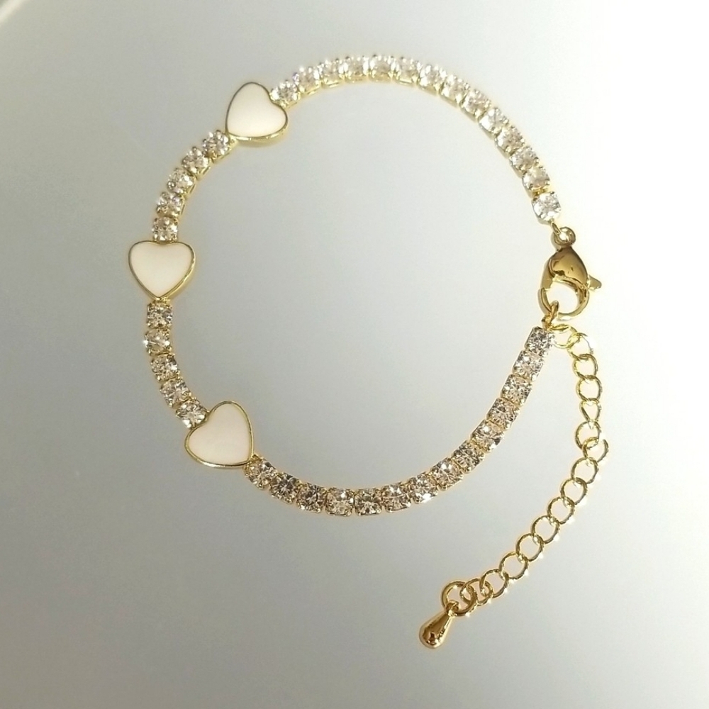 Bracelet with white hearts and extension (Gold plated)